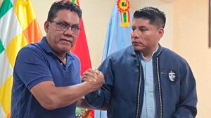 Hector Arce y Leonardo Loza  se dan la mano para mostrar su unidad