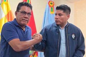 Hector Arce y Leonardo Loza  se dan la mano para mostrar su unidad
