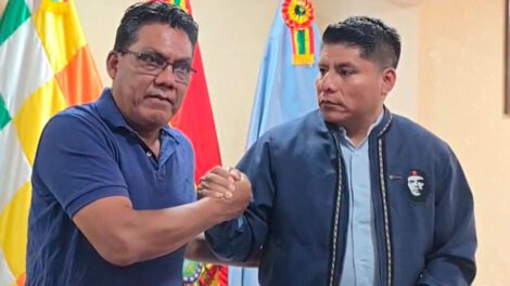 Hector Arce y Leonardo Loza  se dan la mano para mostrar su unidad