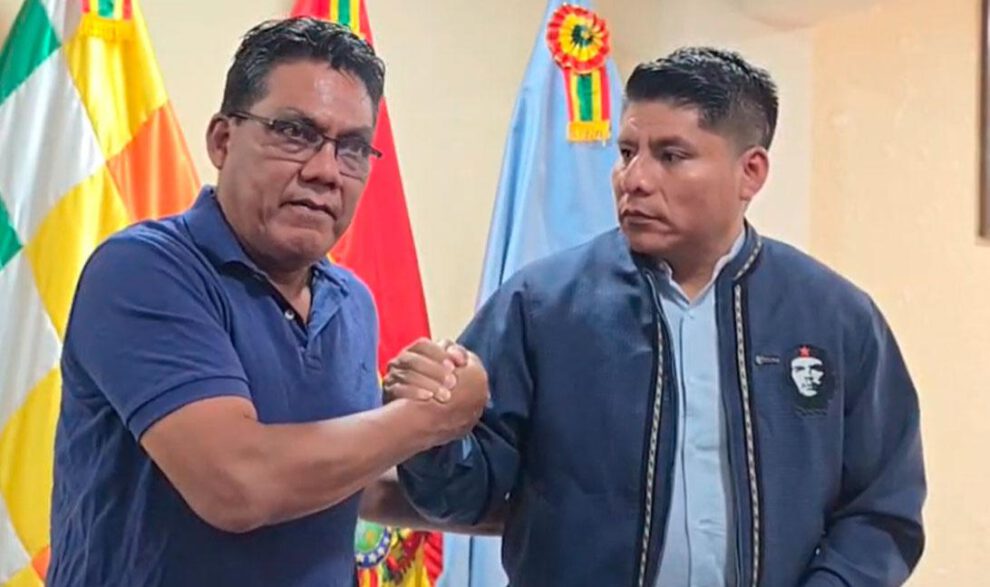 Hector Arce y Leonardo Loza  se dan la mano para mostrar su unidad