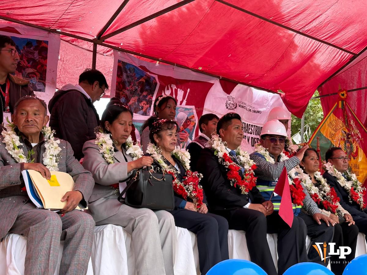 autoridades de la alcaldía de Oruro y del colegio Sanjinés