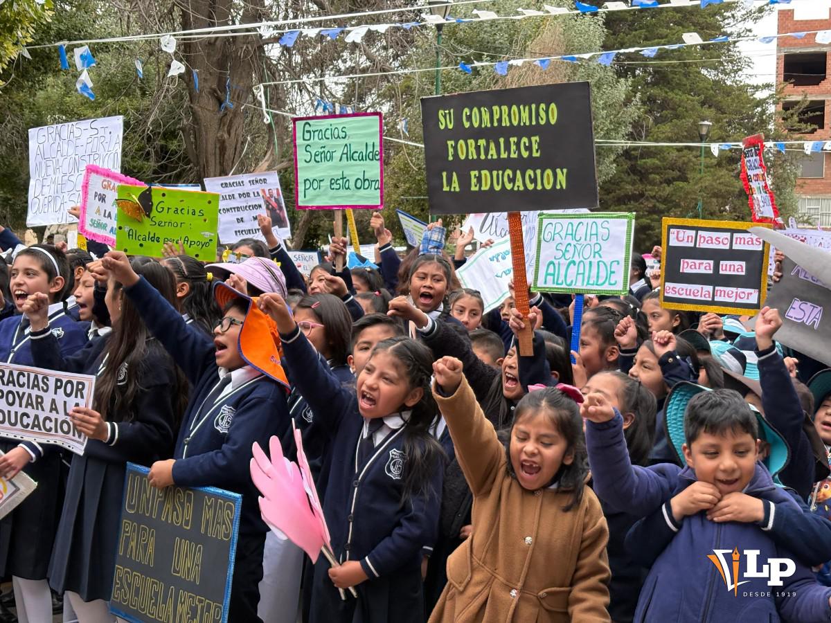 Niños de la unidad educativa Sanjinés de Oruro