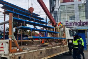 gradería es remolcada con grúa