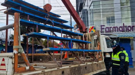 gradería es remolcada con grúa