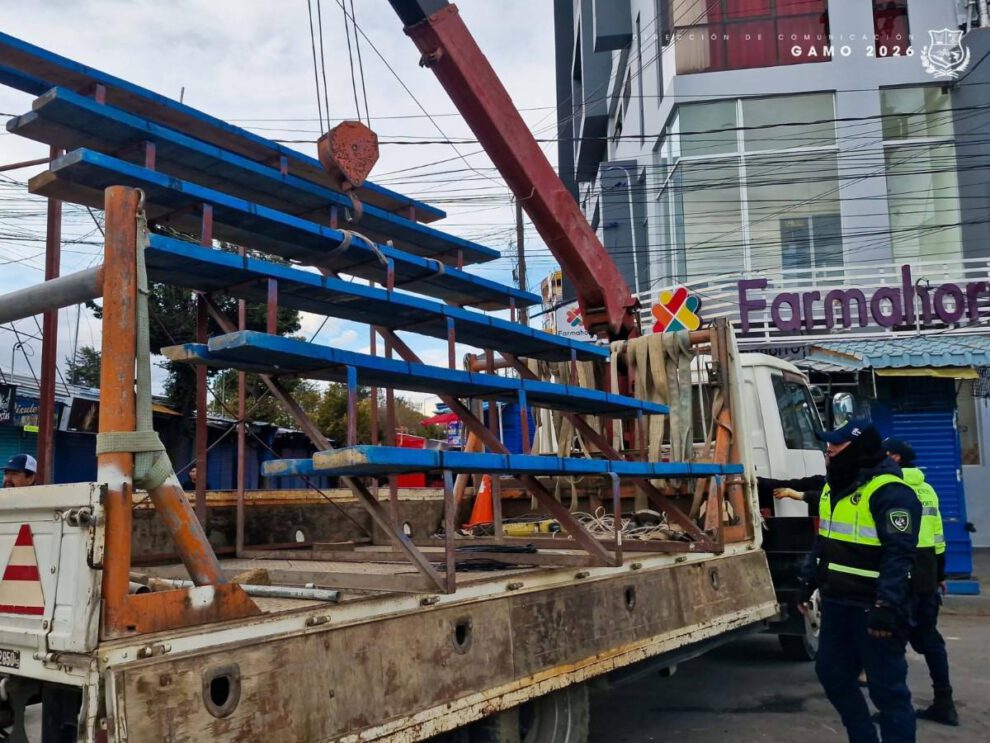 gradería es remolcada con grúa