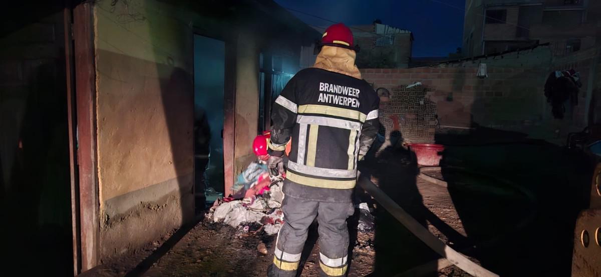 Bombero contiene y enfría el lugar del incendio