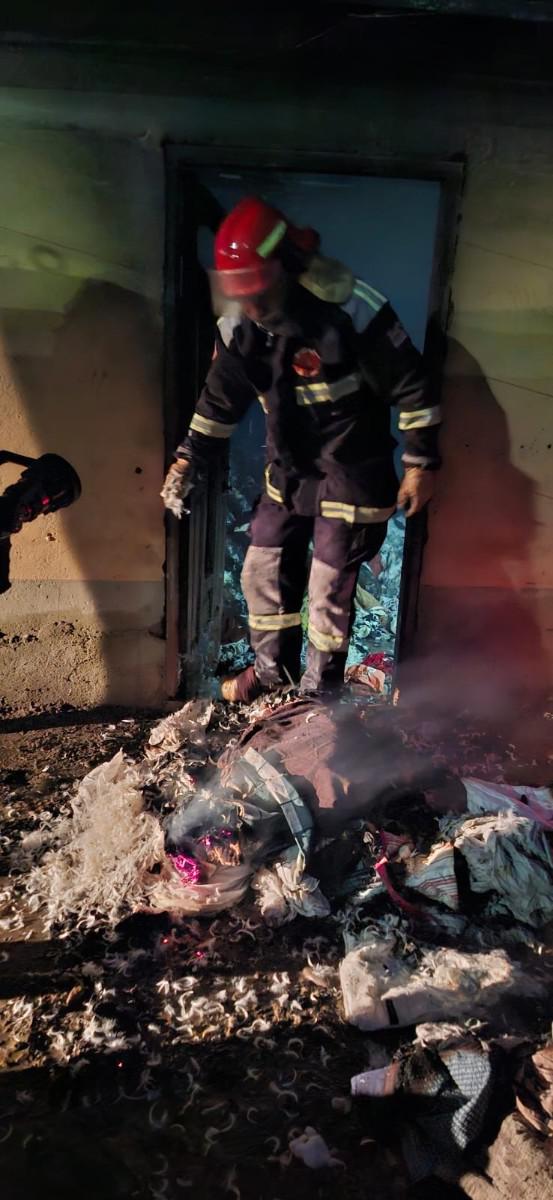 Un bombero en el lugar donde inició el fuego