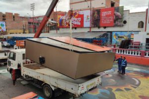 Levantan con grúa el cubículo de la Avenida Cívica