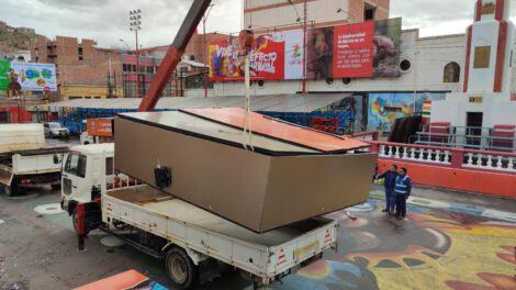 Levantan con grúa el cubículo de la Avenida Cívica