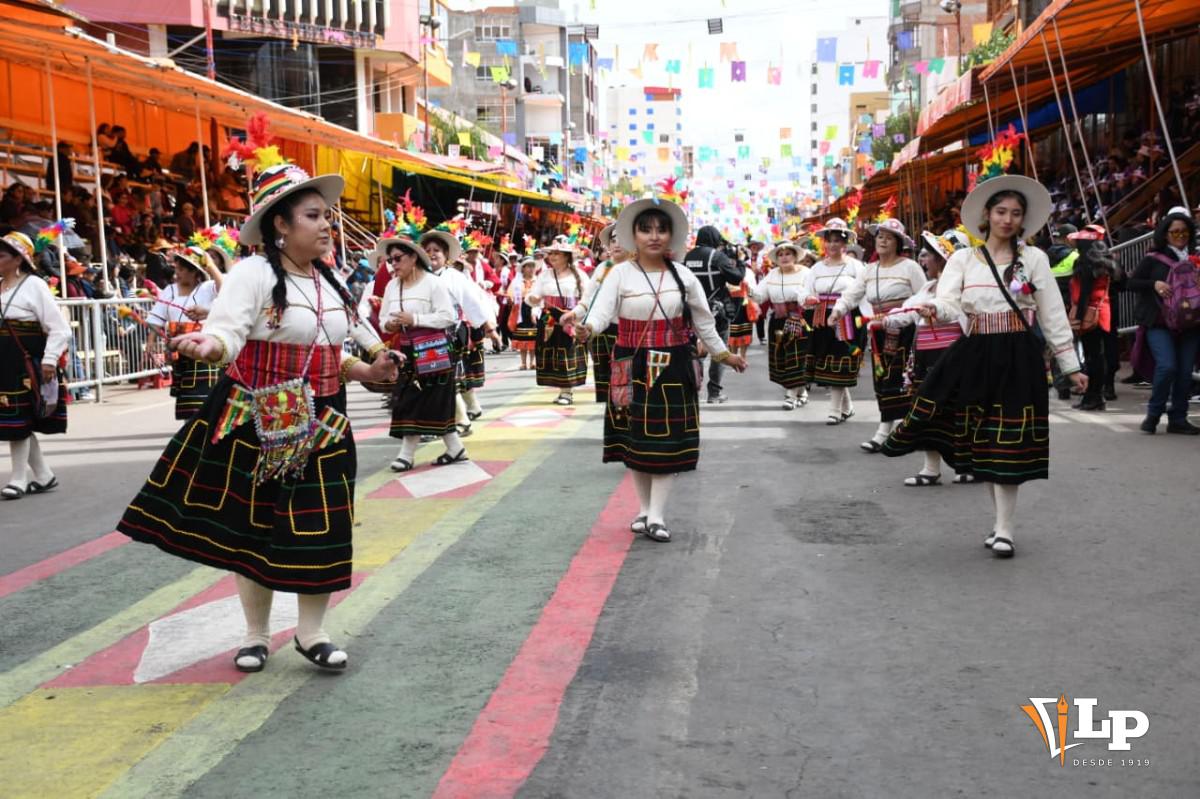 Las mujeres de la fraternidad agitan sus hondas