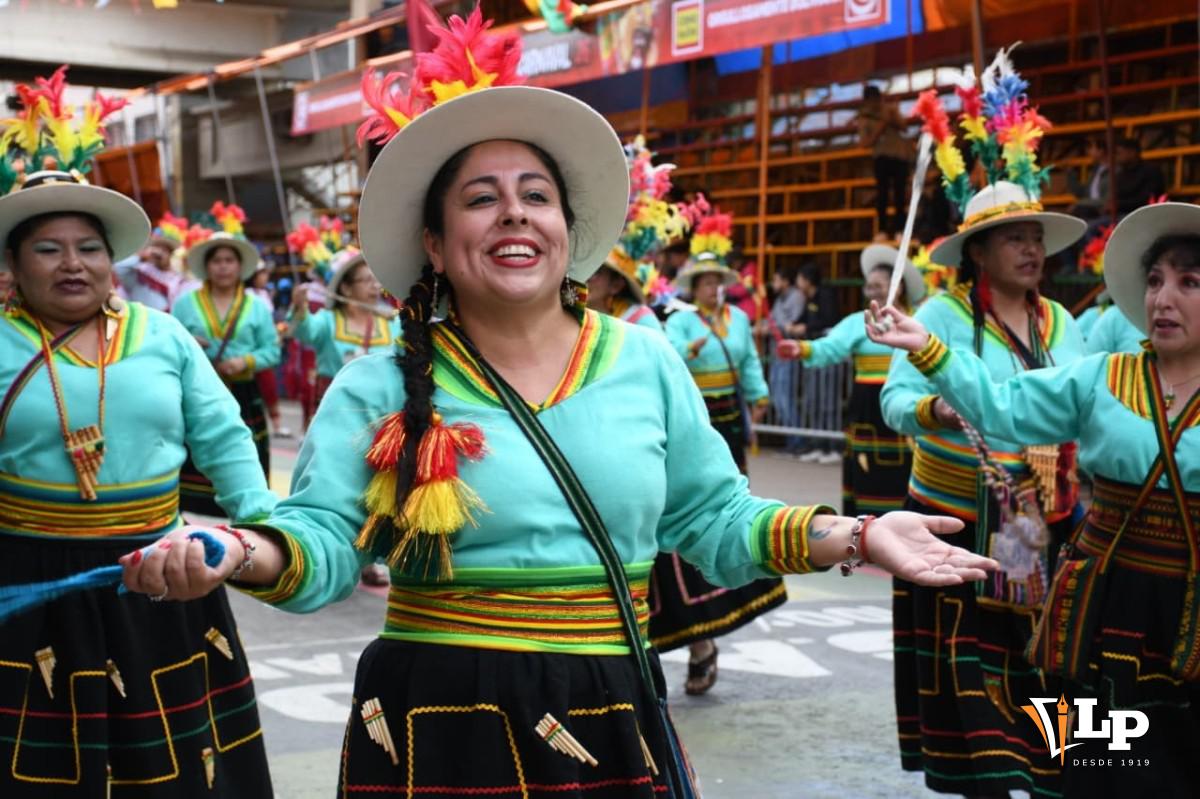 Vestimenta, música y una alegría que no tiene fin