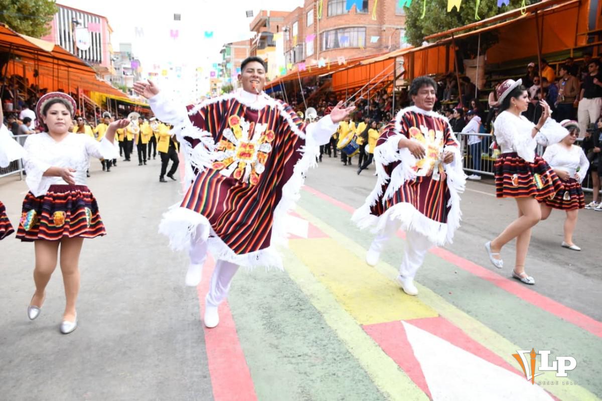 La combinación del poncho de aguayo y la pollera de tocuyo