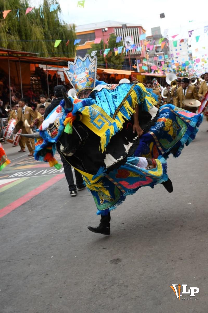 Los toros de San Agustín mueven sus estructuras al ritmo de la banda