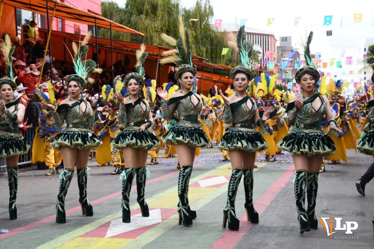Las figuras de la Morenada Central lucen el tradicional pollerín