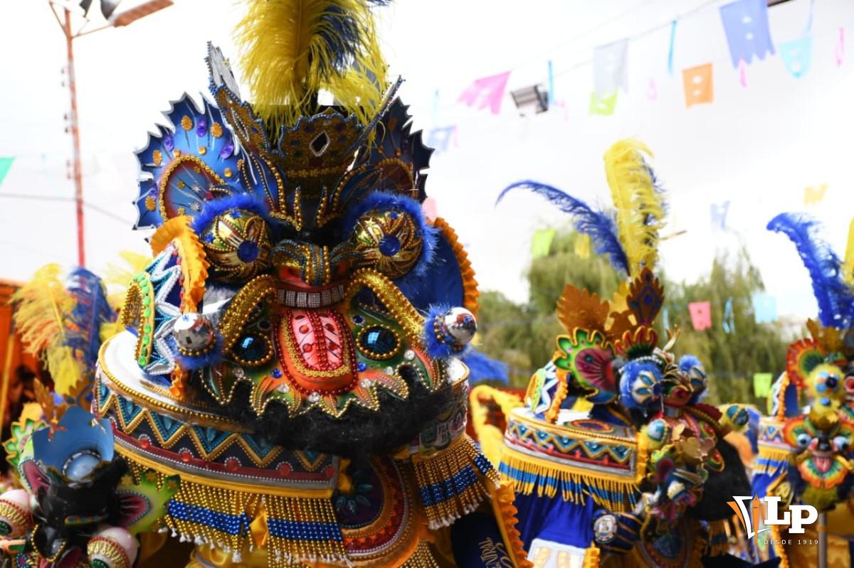 Los trajes están adornados con complejos bordados