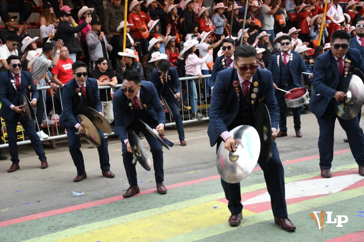 El estruendo de los bombos y platillos se sincroniza con el ritmo de las matracas