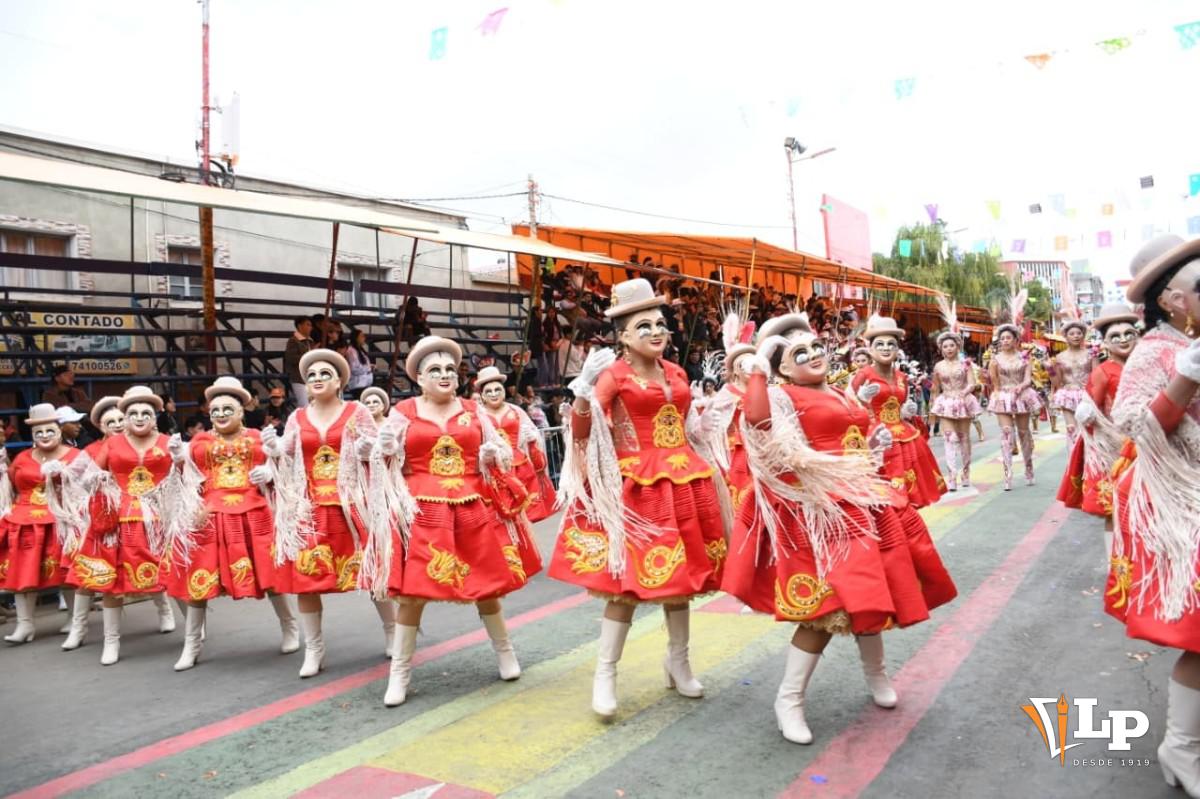 Trajes de Lujo: Las cholitas deslumbran con trajes cargados de bordados