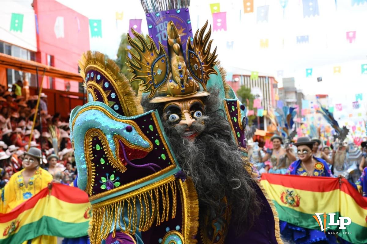 Los danzarines portan máscaras con rasgos de fisonomía afro
