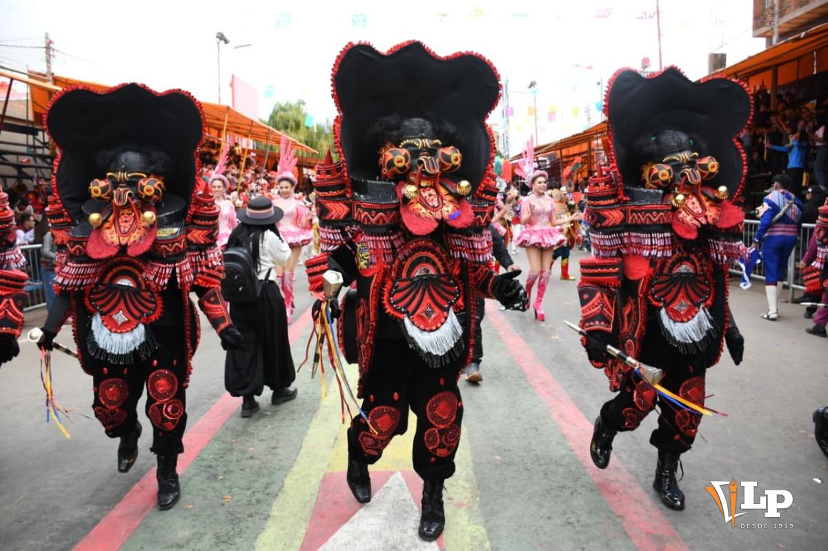 El público se rinde ante el paso de los reyes morenos