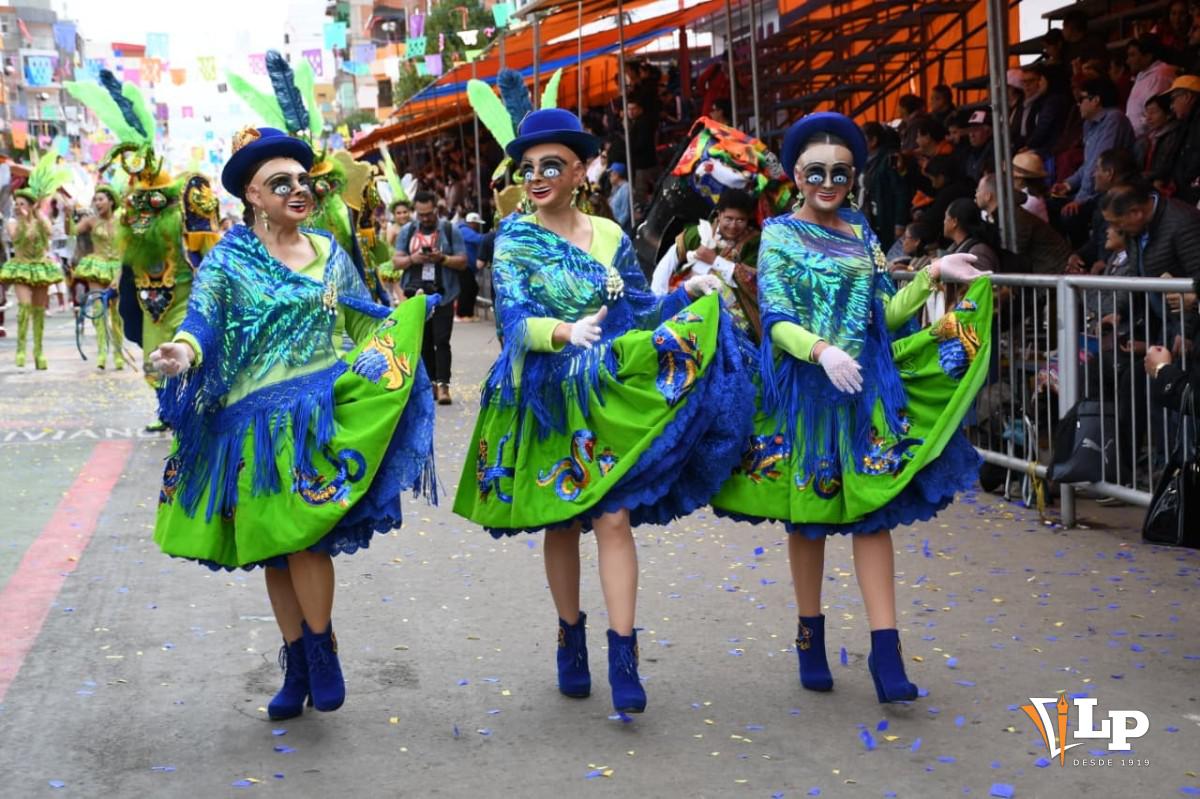 La belleza de las cholitas, portando trajes que son joyas de la artesanía boliviana