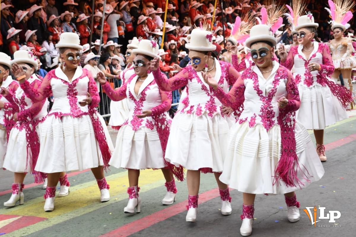 El paso de las mujeres en la Morenada Central