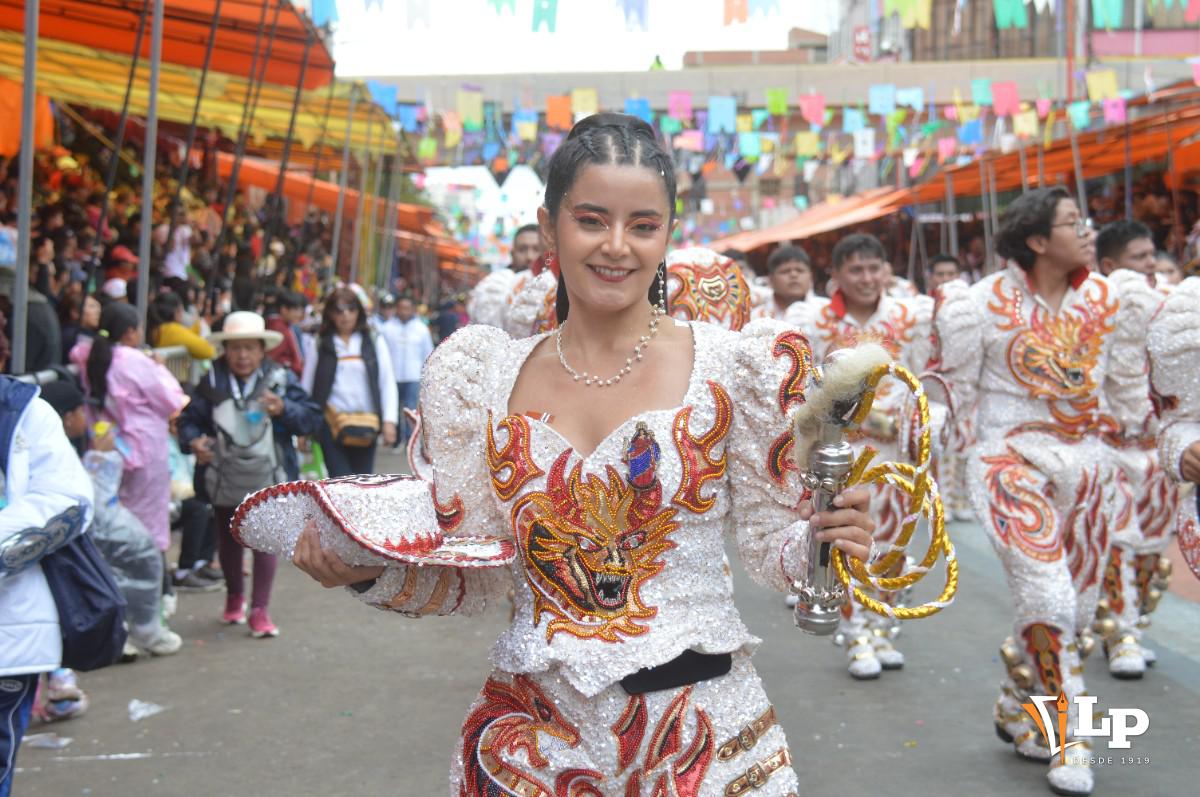 danzarines de los Caporales Centralistas de Oruro