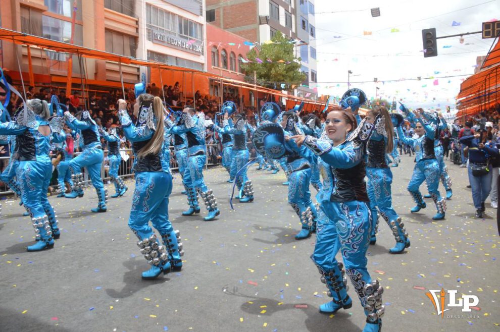 danzarines de los Caporales Centralistas de Oruro