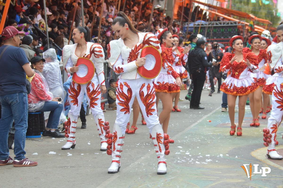 danzarines de los Caporales Centralistas de Oruro