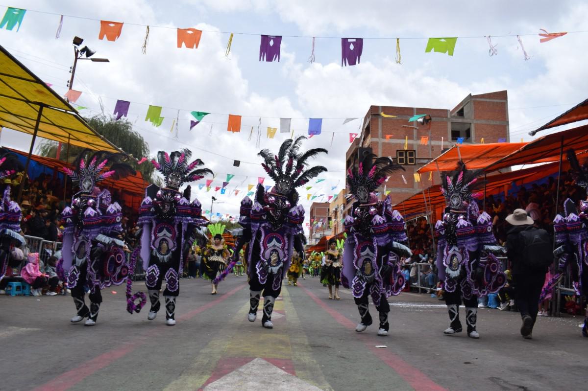 danzarines de la Central Cocanis