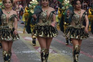 Alegres rumbo a los pies de la mamita del socavón