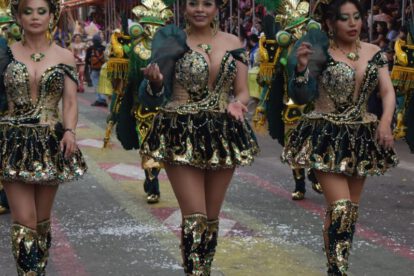 Alegres rumbo a los pies de la mamita del socavón