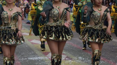 Alegres rumbo a los pies de la mamita del socavón