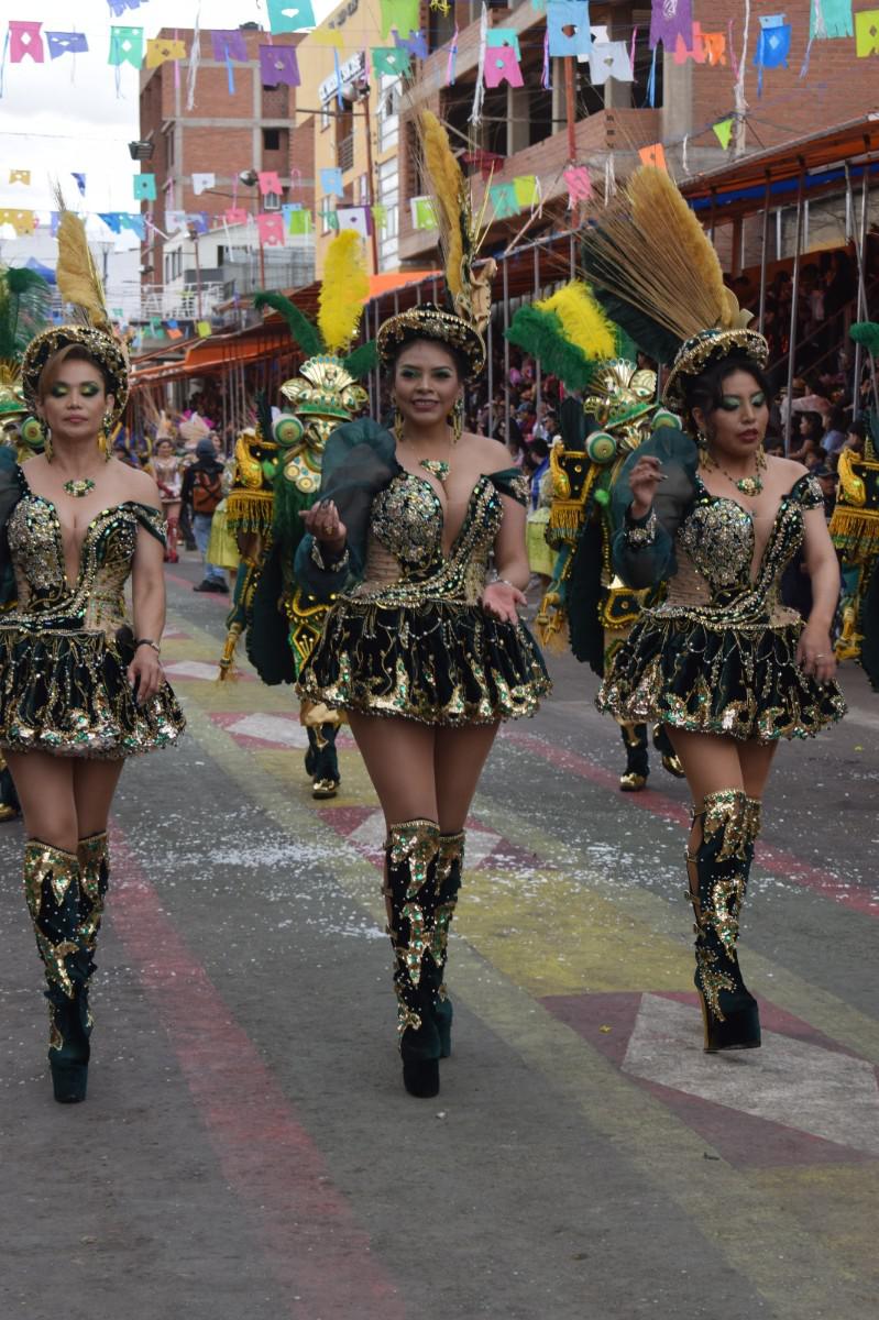 Alegres rumbo a los pies de la mamita del socavón