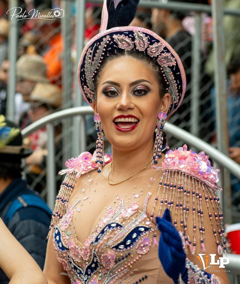 una danzarina de la morenada