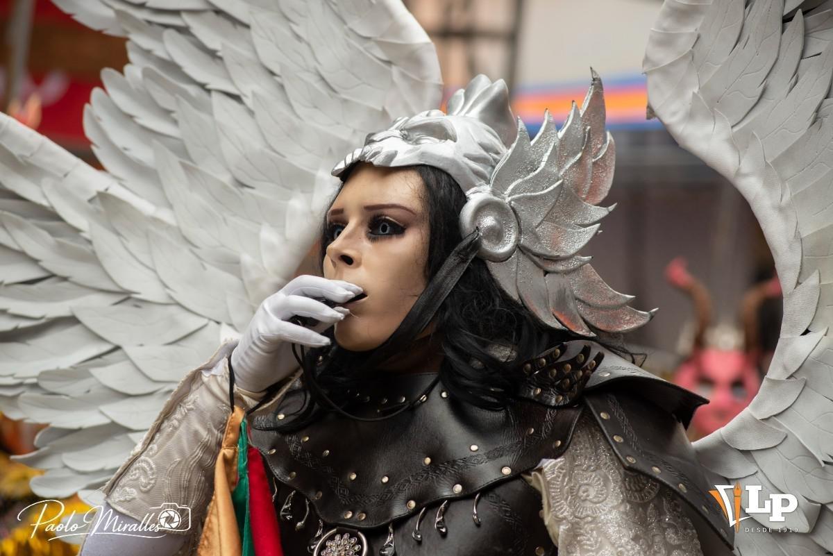 un ángel de la diablada de Oruro