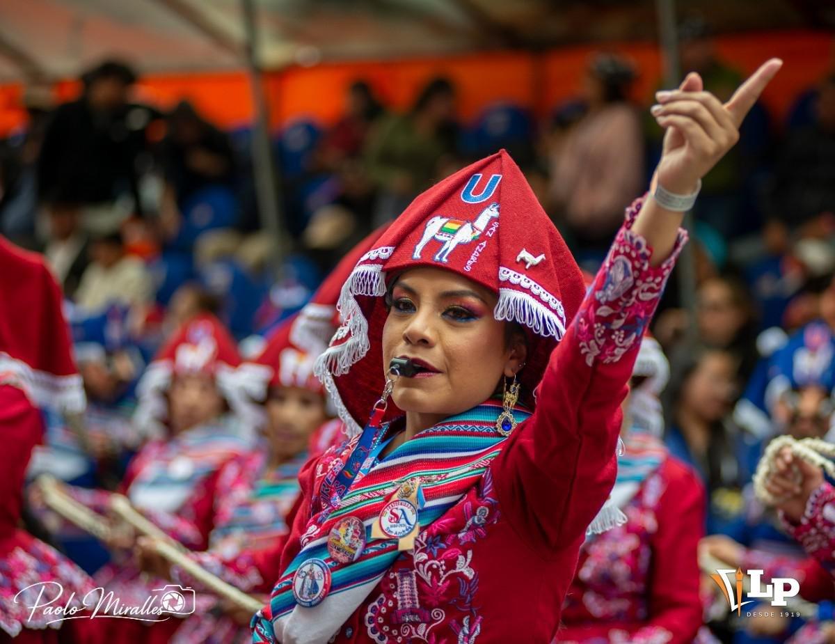 Mujer que danza en la llamerada
