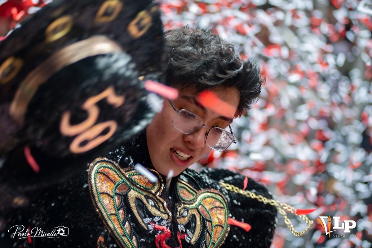 danzarín en medio de papeles de color