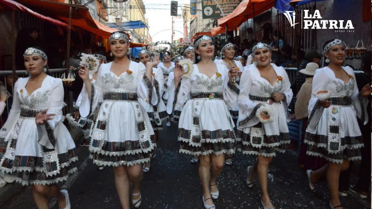 Grupo de mujeres felices.