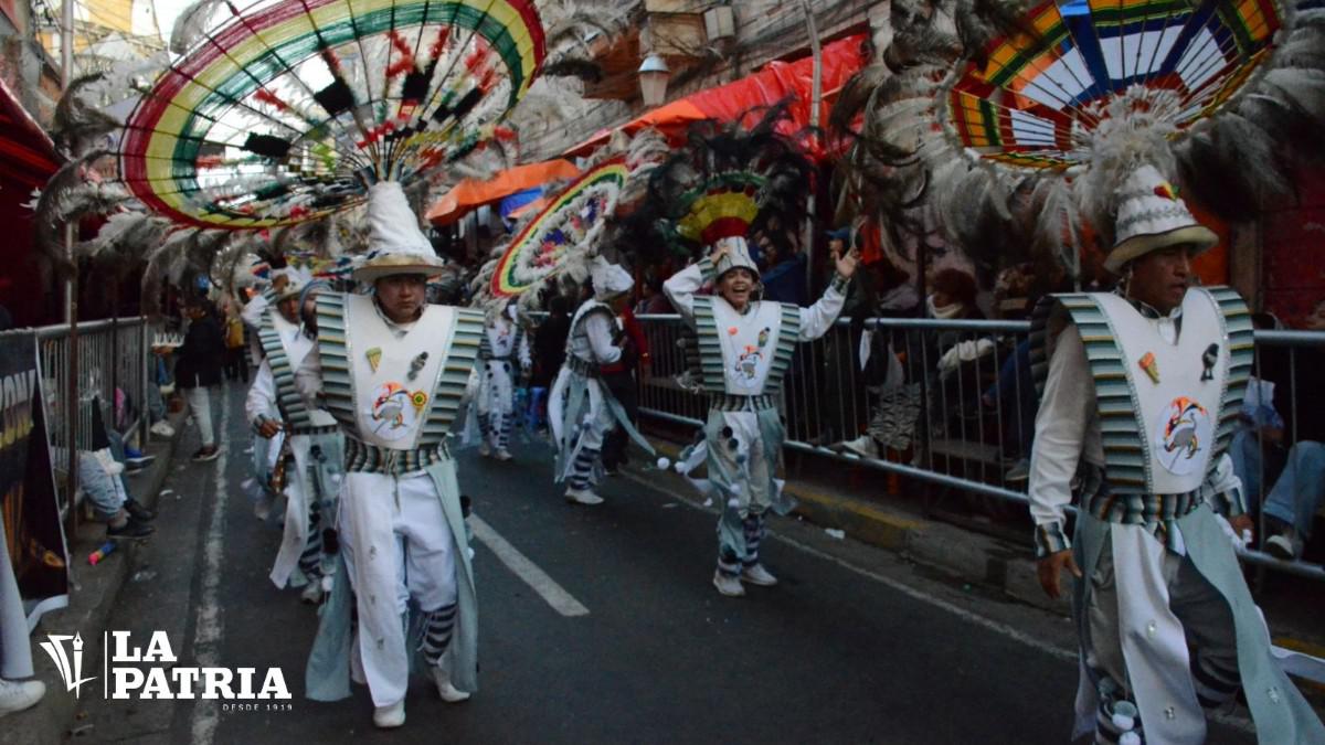 Grupo de personas bailando.
