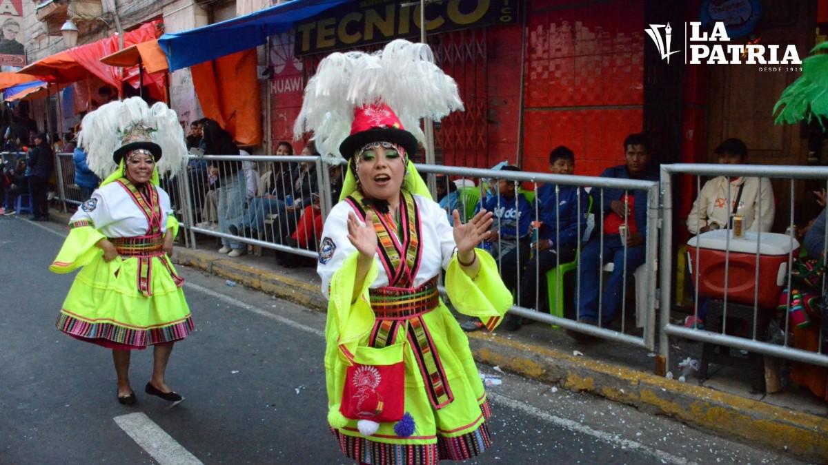 Mujer alegre vestida de colores.