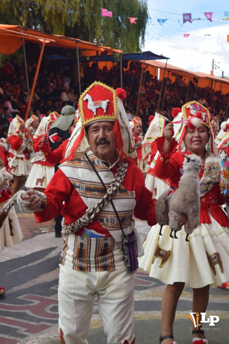 Diferentes personajes que representan la danza