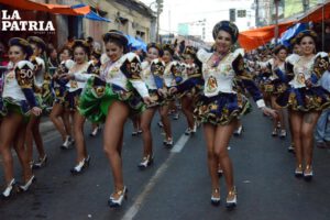 Grupo de chicas bailando.