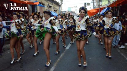 Grupo de chicas bailando.