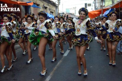 Grupo de chicas bailando.