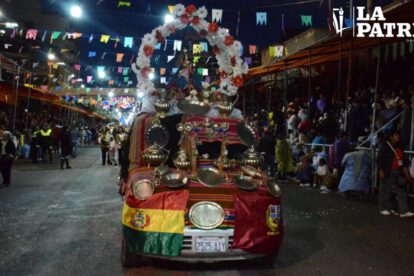 un auto adornado