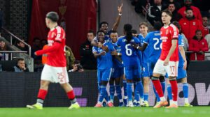 Vinicius celebra junto a sus compañeros, el gol que anotó le dio la victoria al Real Madrid
