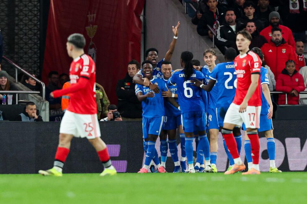 Vinicius celebra junto a sus compañeros, el gol que anotó le dio la victoria al Real Madrid