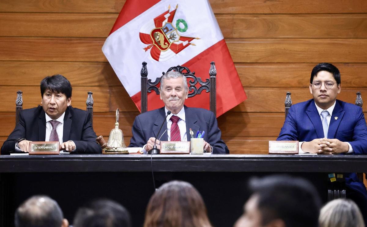 presidente del congreso peruano Fernando Rospigliosi en sesión