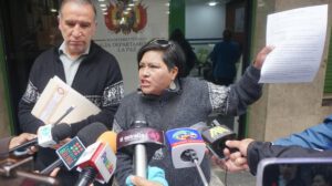 personas siendo entrevistadas