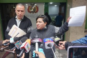 personas siendo entrevistadas